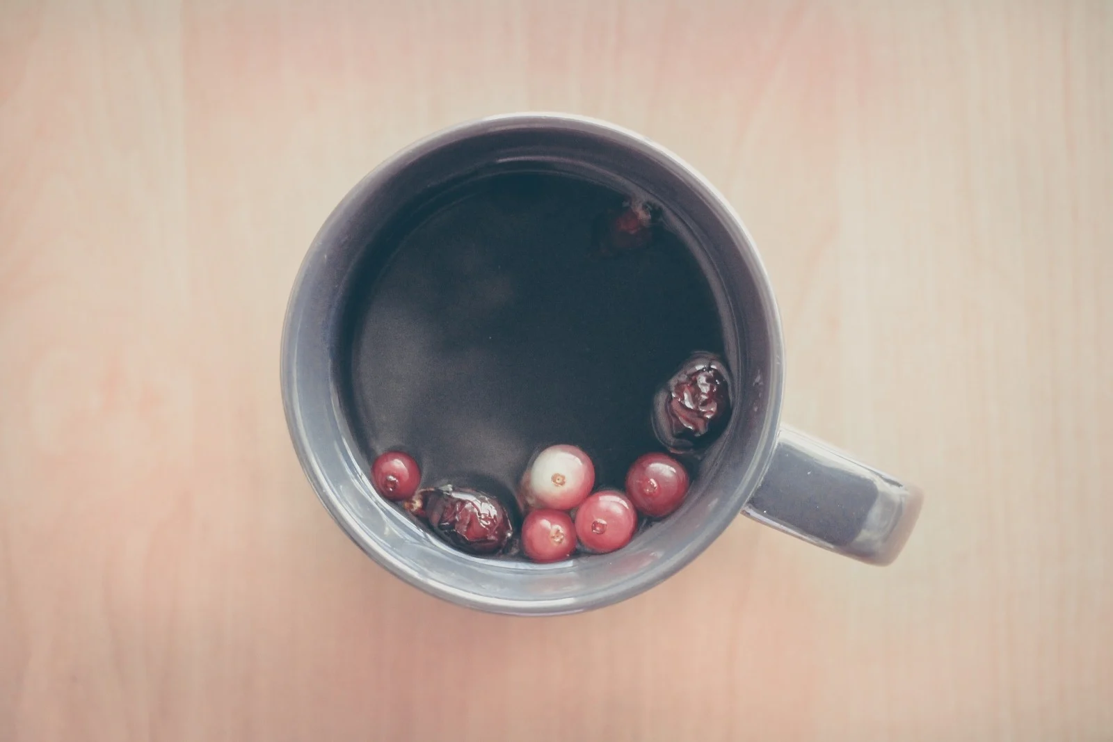 tea with berries